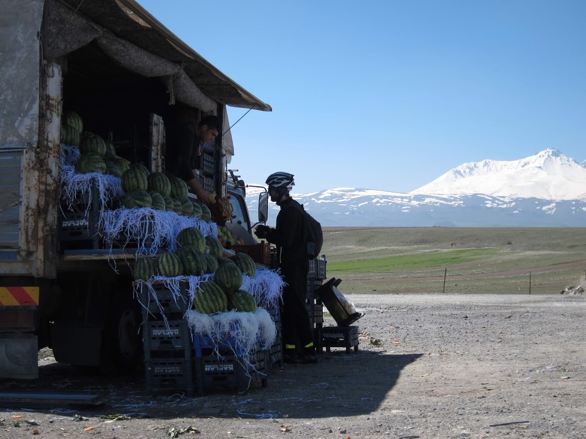 cyclotouriste négocie avec un commerçant en Turquie