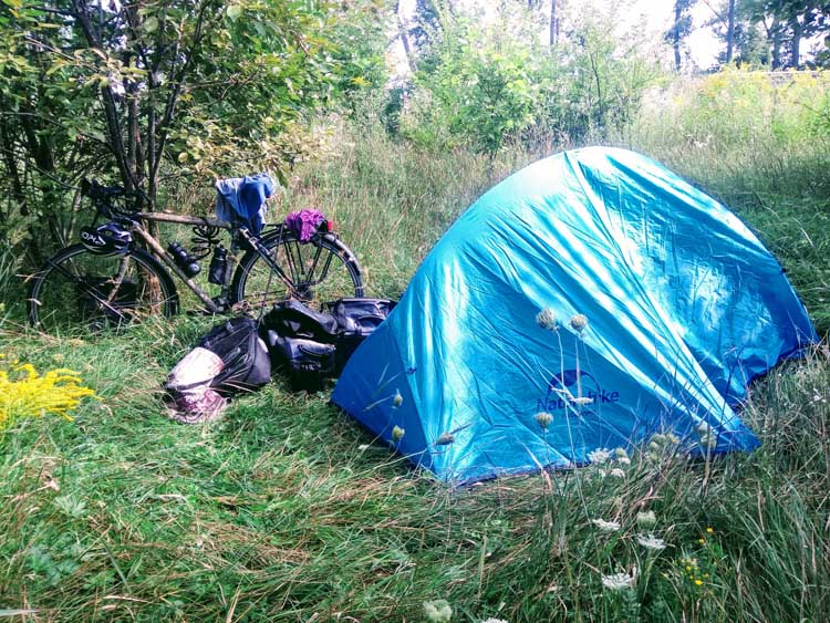 cyclotouriste en camping sauvage en france
