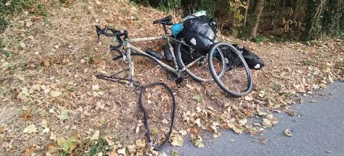 crevaison à vélo en foêt